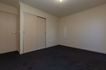 Spacious 3-Bedroom Home in Central Kingston - Available for Rent - Photo 3