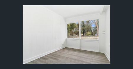 Spacious 5-Bed Family Home with Pool Maintenance Included - Photo 2