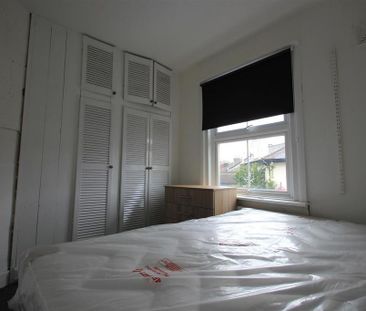 4 bedroom end of terrace house to rent - Photo 2