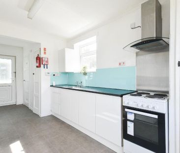 5 bedroom semi-detached house to rent - Photo 2