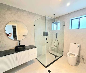 Brand New Home Defines Luxury Living ! - Photo 3