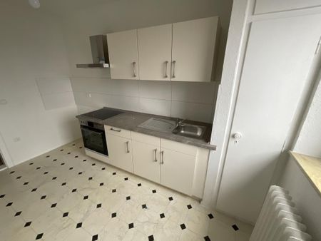 Teilmodernisierte 2-ZKB-Wohnung mit Einbauküche direkt in der Gökerstraße zu vermieten! - Photo 3