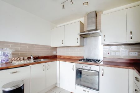 2 bed flat to rent in Bath Road, Hounslow, TW3 - Photo 3