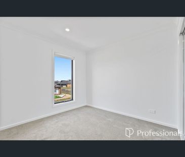 13 Ivanhoe Avenue, Fraser Rise, Vic 3336 - Photo 4