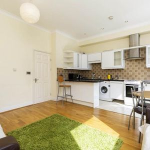 3 Bedroom, 1 bath, 1 reception Flat - Photo 2