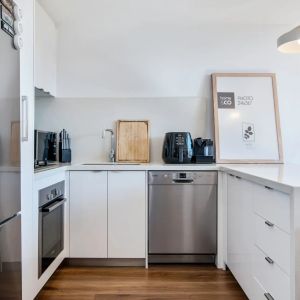 Modern One Bedroom Apartment! - Photo 2