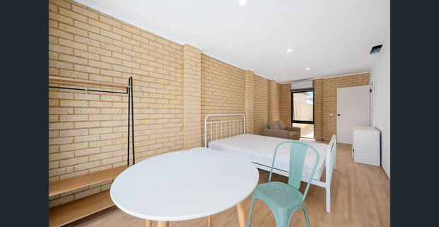 FURNISHED BRAND NEW LARGE ROOM $220.00pw included general cleaning, utilities allowance, Internet - Close to Curtin Uni - Ideal for student and FIFO - Photo 1