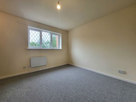 2 bedroom mid terrace to let - Photo 4