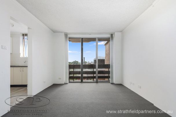 Renovated top floor unit with views! - Photo 1