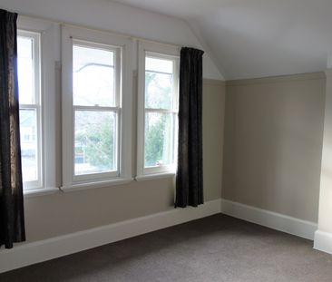 Upstairs apartment in the city with a carpark - Photo 5