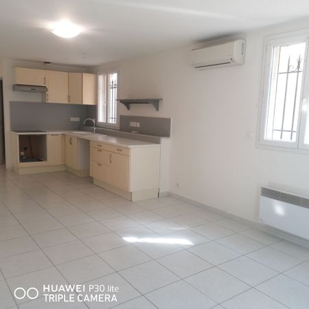 Location Appartement 3 pièces 56m² CHATEAURENARD 13160 - Photo 3