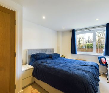 2 bedroom Flat in The Courtyard, Camberley - Photo 6