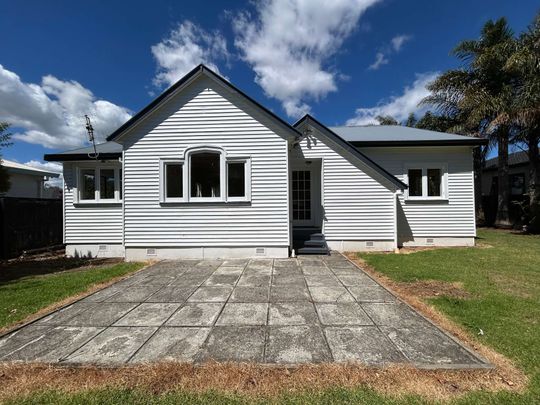 Character 3-Bedroom Home in Otahuhu - Photo 1