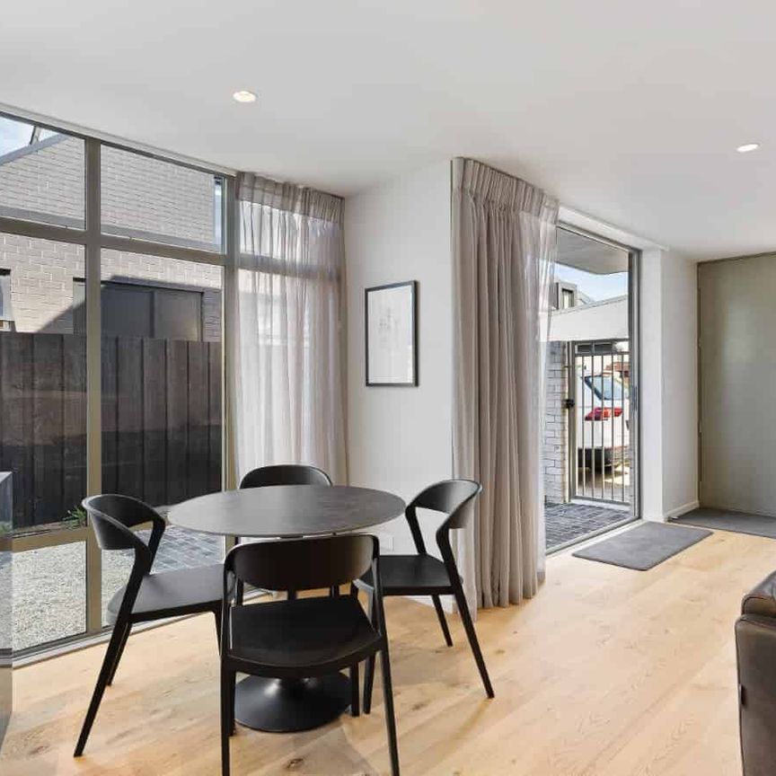 Executive Furnished Apartment in the Heart of Merivale - Photo 1