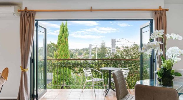 Stylish 3-Bedroom Townhouse in Heart of Newmarket – DGZ! - Photo 1