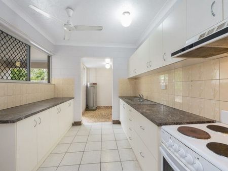 SPACIOUS 3 BEDROOM TOWNHOUSE IN WEST END - Photo 5