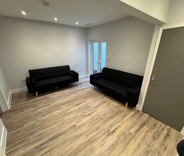 Room in a Shared House, Middle Street, SO14 - Photo 1