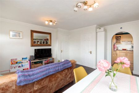 2 bedroom flat in London - Photo 3