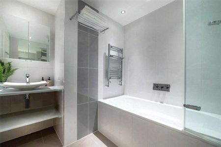 3 bedroom flat in Lancaster Gate - Photo 2