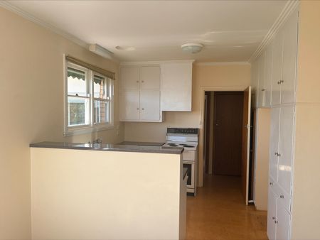 Neat family home with gardener included - Photo 3