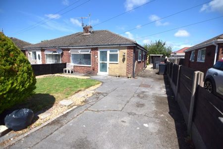 2 bedroom semi-detached bungalow to rent - Photo 3