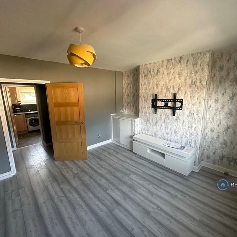 3 bedroom flat to rent - Photo 1