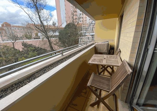 Apartamento T2 para arrendamento sem móveis com piscina nas Laranjeiras, Lisboa