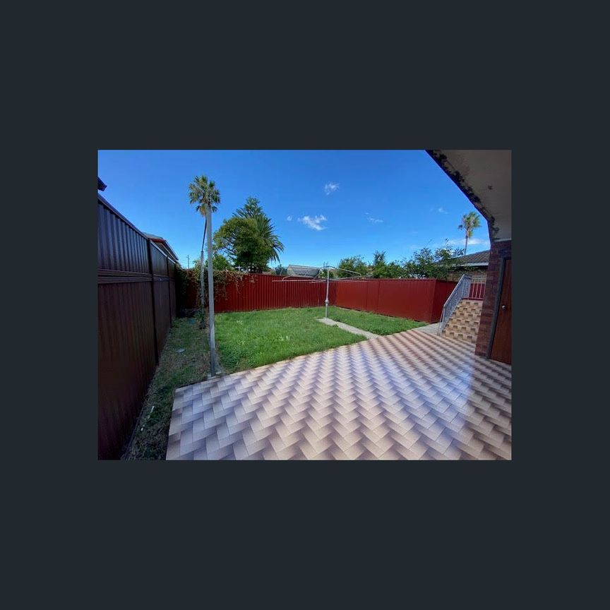 Large 5 Bedroom Home with Double Lock Up Garage - Photo 1