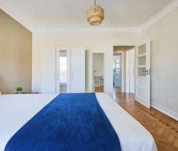 Room in a shared 6-bedroom apartment for rent in Lisbon. - Photo 5