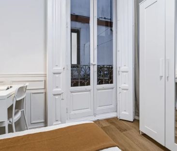 Room in a shared 11-bedroom apartment for rent in Sol, professional... - Foto 5