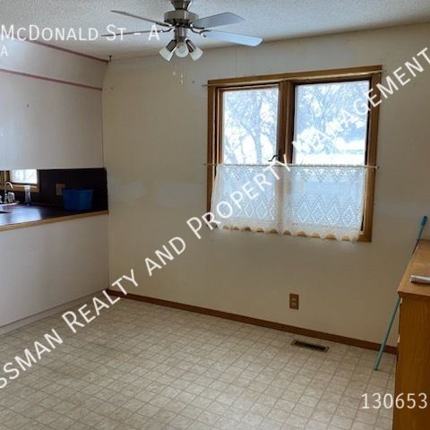 3 Bed - 1 Bath Home with a Garage! - Photo 1
