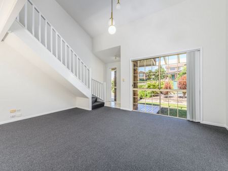 4/2 Doyalson Place, Helensvale - Photo 3