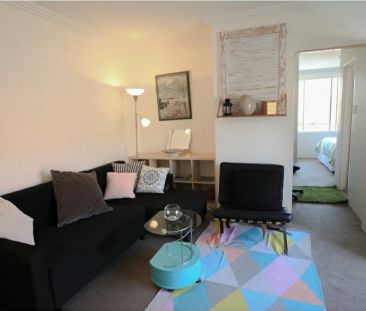 Sun-filled and north facing top floor apartment - Photo 1