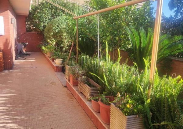 Monteverde Vecchio-Terrace: Furnished 2 Bedroom, 2 Bath, spacious kitchen, living, large private terrace and garden. Bright, silent, near shops, services and transport, located on a quite street in a well kept building. Possible parking. Ref 2375