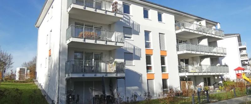 Moderne 4-Zimmer-Dachgeschoss-Wohnung mit Einbauküche und Aufzug im Haus - Foto 1