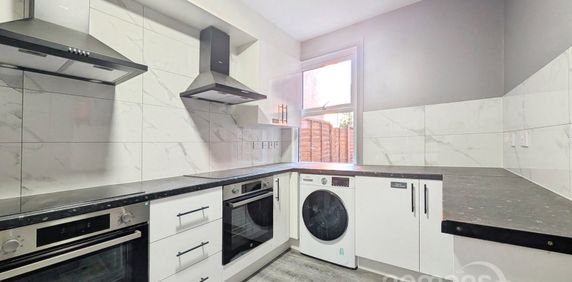 property to rent - Photo 2