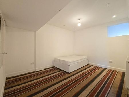 5 bedroom semi-detached house to rent - Photo 3