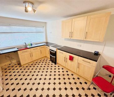 3 bedroom flat to rent - Photo 6