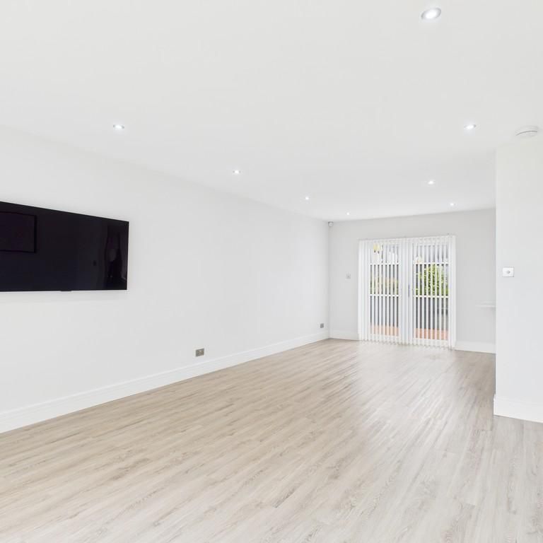 4 bedroom detached house to rent - Photo 1