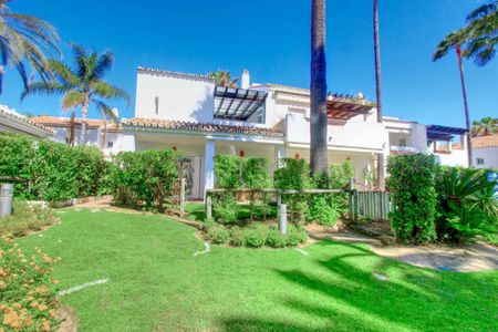 Townhouse in Bahía de Marbella - Photo 3