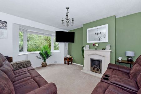 Well presented home with a good sized garden and driveway parking - Photo 5