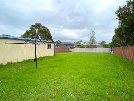 Freshly Painted Three Bedroom Home&excl; - Photo 5