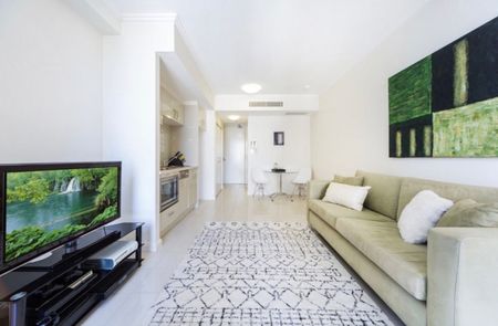 Stylish studio at World Tower - right in the heart of city centre - Photo 2