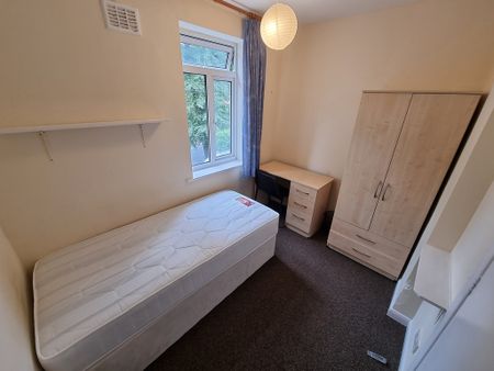 5 Bed Student Accommodation - Photo 2