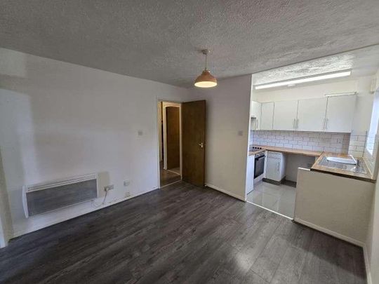 Tennyson Close, Enfield, EN3 - Photo 1