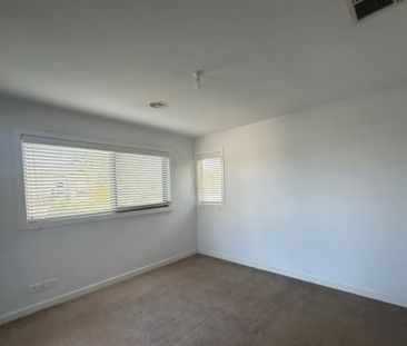 Stunning Three Bedroom Townhouse - Photo 5