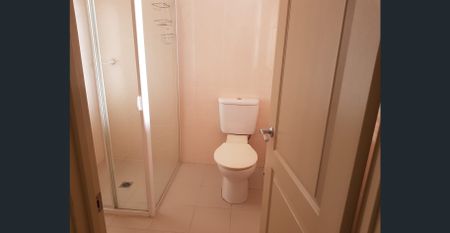 Stylish Townhouse - Photo 3