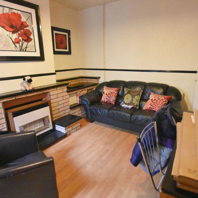 4 Bedroom Mid Terraced House - Photo 1