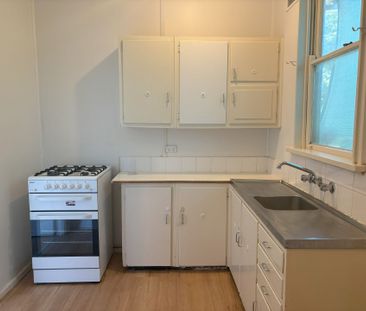 Neat & Tidy Close to Shops - Photo 2