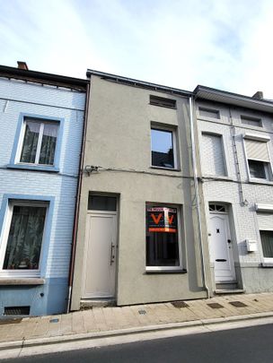 Deze volledig gerenoveerde woning (2025) biedt modern wooncomfort op een centrale ligging in het centrum, met winkels, scholen en openbaar vervoer op wandelafstand. - Foto 1